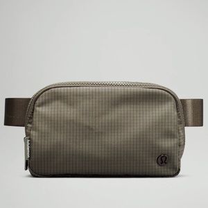 *BRAND NEW* lululemon Carob Brown/Black Everywhere Belt Bag❗️
